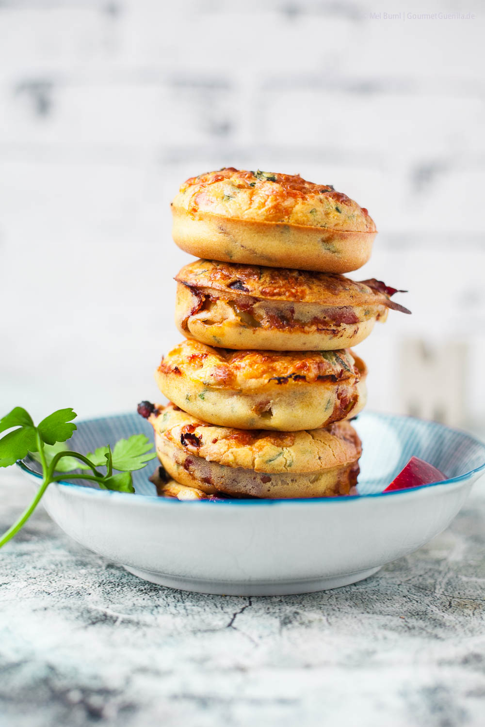Hearty apple fritters from the oven with cheese and ham Hay milk recipe GourmetGuerilla.de