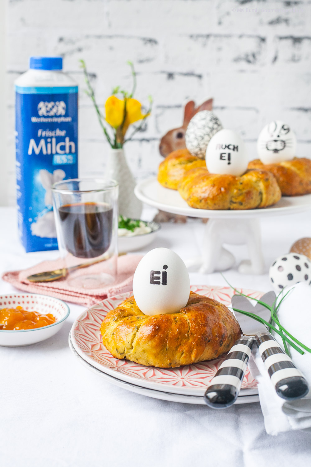 Hearty pesto-yeast-balls with colorful Easter-eggs edible nest for brunch | GourmetGuerilla.de