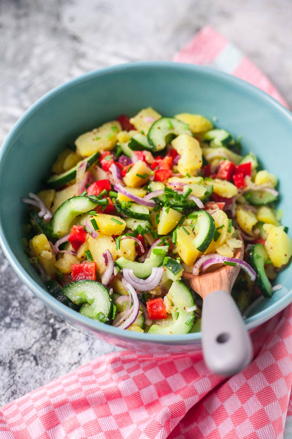  Colorful potato salad with cucumber and paprika for steak or veggie patties below 500 calories | GourmetGuerilla.com 