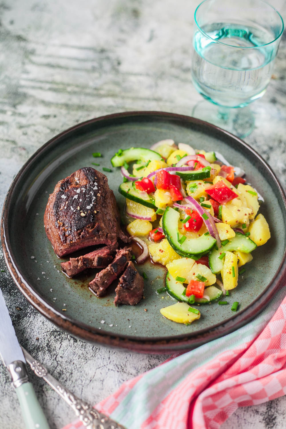 Colorful potato salad with cucumber and pepper for steak or veggie patties below 500 calories | GourmetGuerilla. DE 